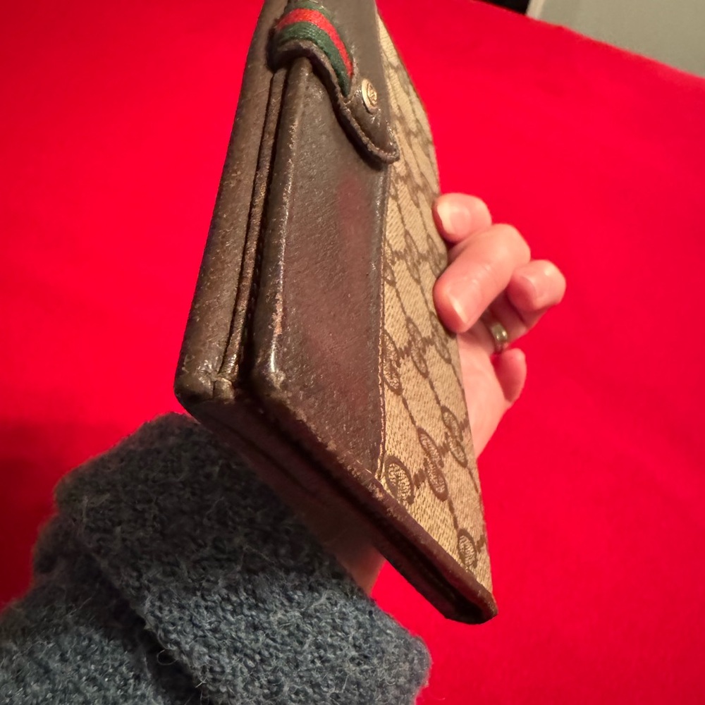 Gucci Accessory Collection. Great condition for this unique, vintage wallet. - Picture 6 of 8